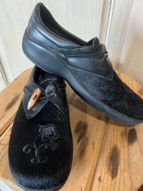 Black Leather & Haircalf Women’s Slip-On Loafers with Toggle Accent